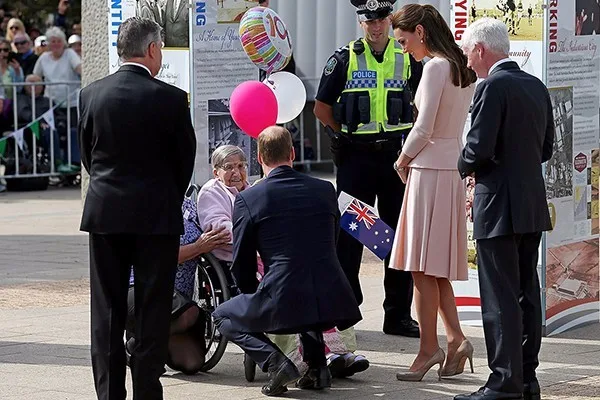 celebrity-tapete-vestido-de-festa-red-carpet-party-gowns-special-occasion-evening-dress-kate-middleton-Knee