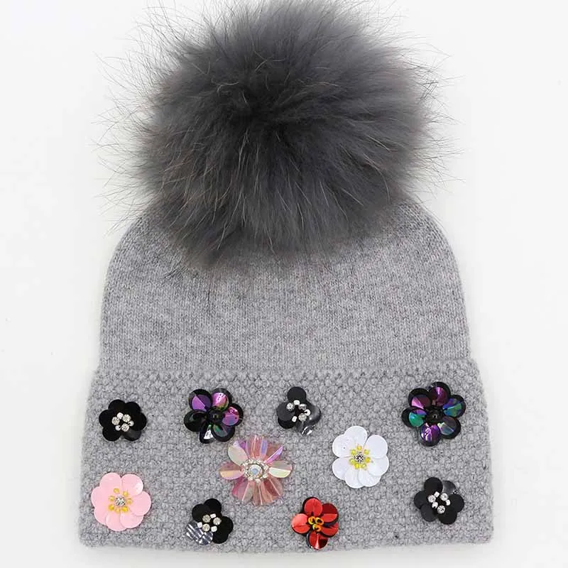 Цветочные зимние шапки для женщин Дамская зимняя шапка с цветком крутая вязаная шерстяная шапочка Женская шапка с помпоном из натурального меха енота - Цвет: Серый