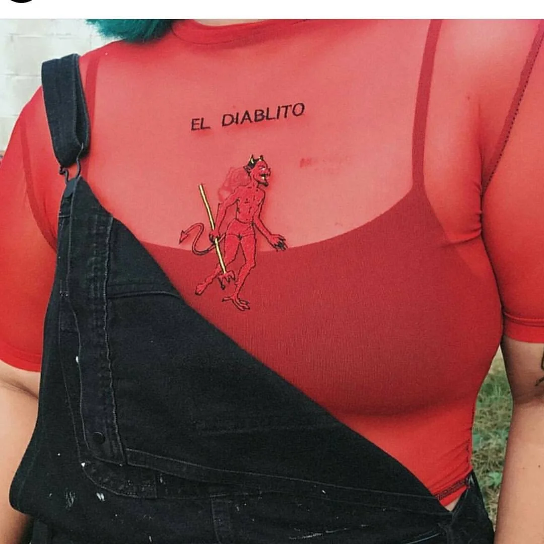 Ins Горячие красные сетчатые Топы для женщин летние пикантные вышивка El Diablito дизайн прозрачные футболки короткий укороченный топ Клубная уличная одежда