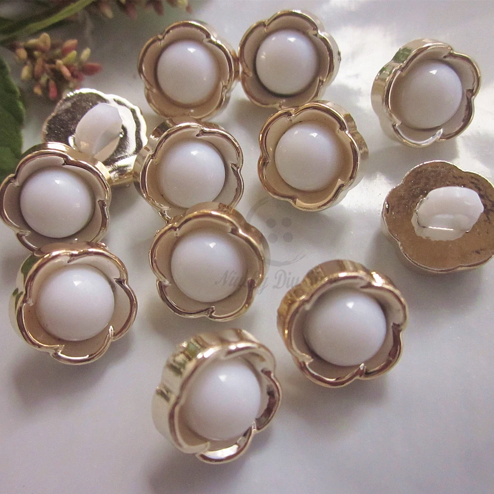 

50pcs 12mm white middle gold edge flower sewing buttons for women baby fashion clothing accessories Diy craft material supplies