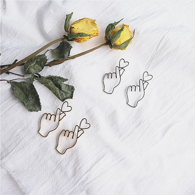 

Simple Korean Design Heart Shape Posture Stud Earrings Piercing Ear Studs Wedding Party Gift for Women Silver/Gold Color