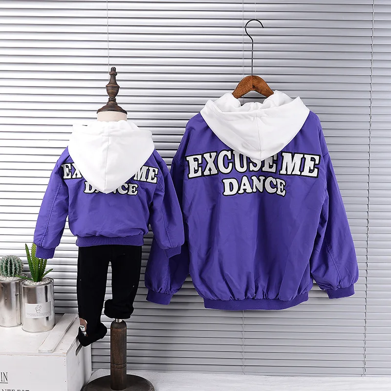 الأم والاطفال أبلى الخريف والشتاء إلكتروني جيدة الأطفال ملابس طفلة الصبي أمي الأزياء سترة الأسرة مطابقة وتتسابق