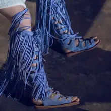 Популярные синие замшевые женские сапоги до колена; пикантные синие женские сапоги-гладиаторы с бахромой; летние модные сапоги на плоской подошве; женская модельная обувь