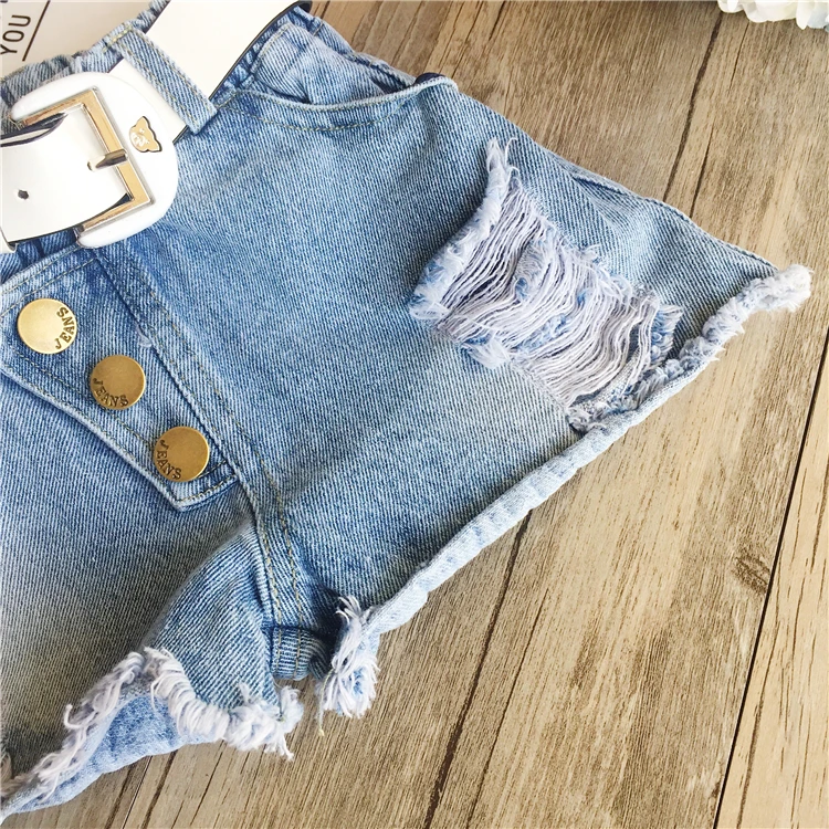 Джинсовые шорты для маленьких девочек коллекция года, новые летние Детские дизайнерские джинсы на пуговицах Модные Повседневные детские шорты с дырками Y908 с поясом