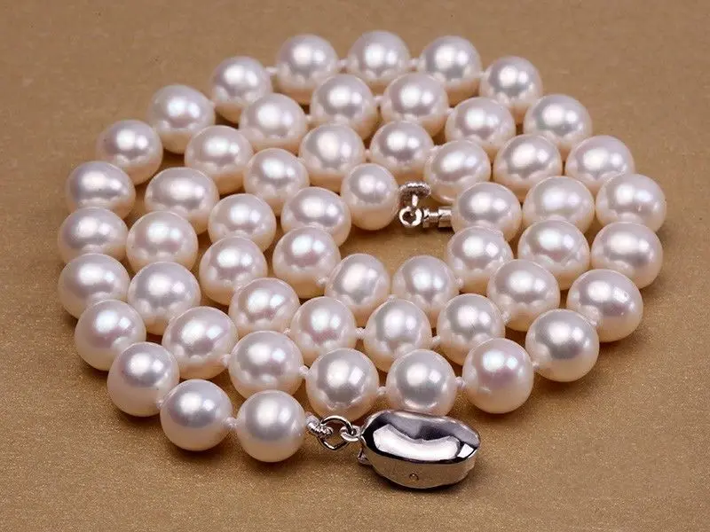 

AAA 9-10mm Round White Cultured Freshwater Pearl Necklace 18"