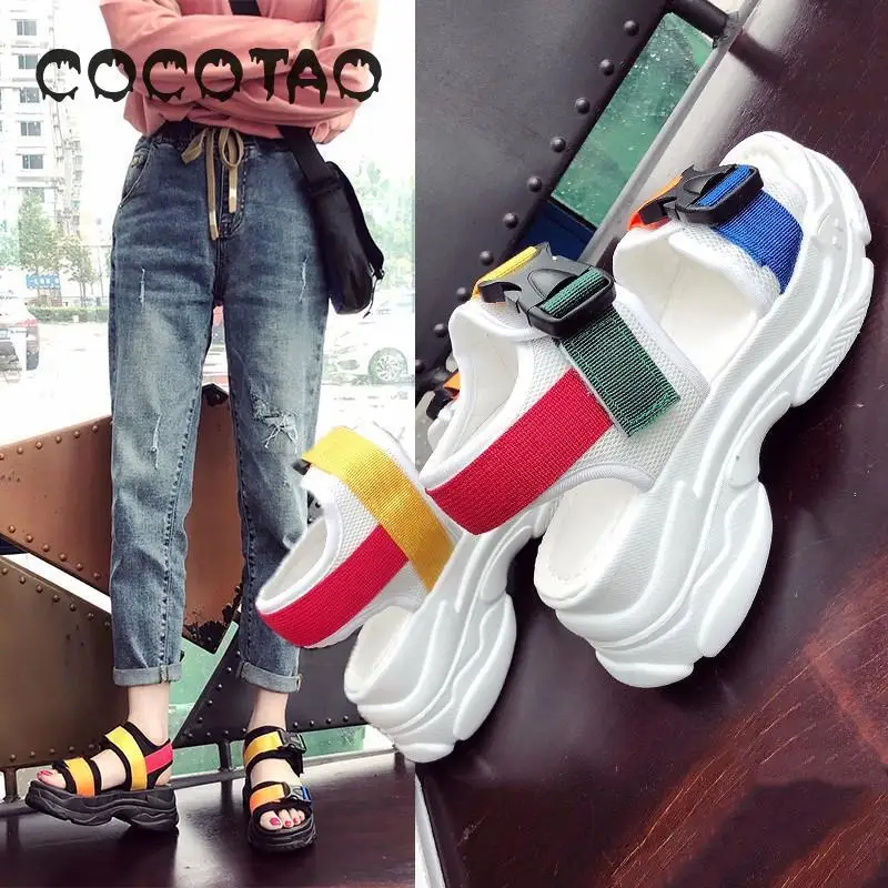 Koop Strand Sandalen Vrouwen 2019 Nieuwe Ins Mode Teen open Kleur Dikke zolen Koreaanse Versie Student Sport Stijl Muffin shoes26