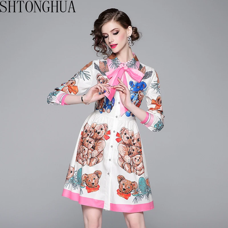 

SHTONGHUA 2019 Designer Summer Fashion Runway Dress Women Long Sleeve Cartoon Bear Print Lace Up Bow Vintage Dress