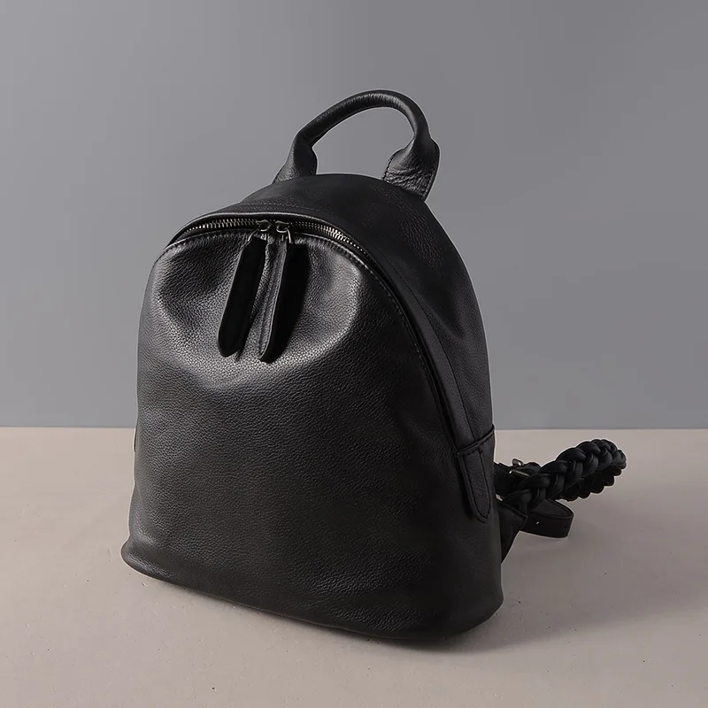 

2018 new first layer of leather shoulder bag European and American fashion simple wild leather backpack