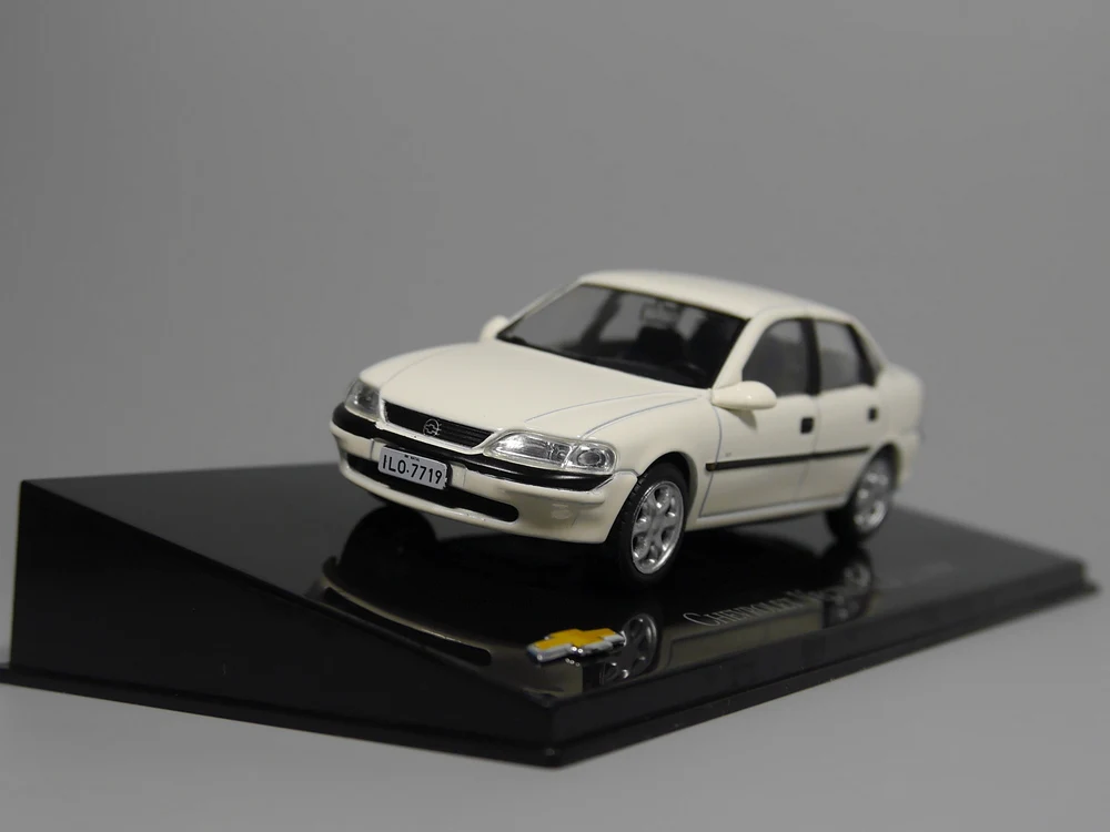 Авто ИНН-иксо 1:43 Chevrolet VECTRA GLS 2,2 1998 литая модель автомобиля