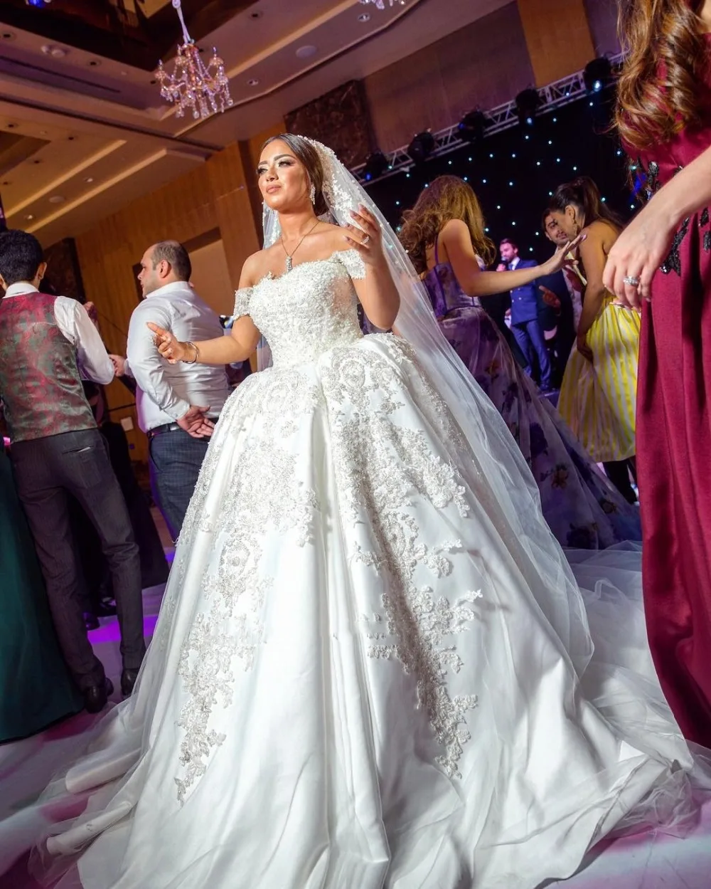 

Luxurious Vestido De Noiva 2019 Muslim Wedding Dresses Ball Gown Off The Shoulder Beaded Boho Dubai Arabic Wedding Gown Bridal