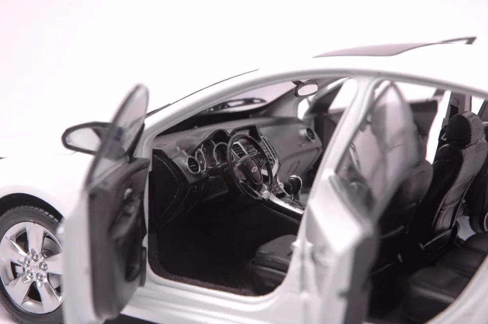 Cadillac SRX 2014 SUV model in scale 118 (5)