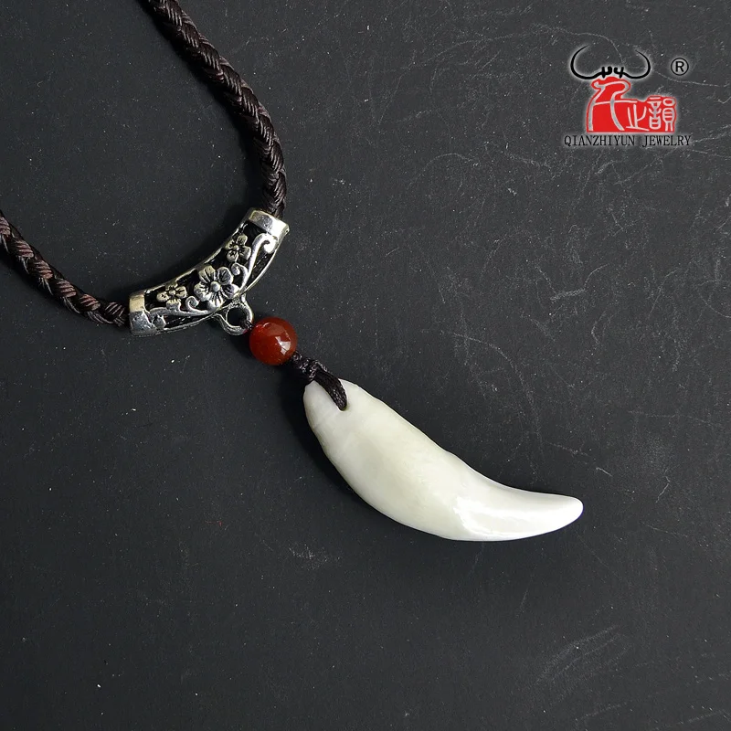 Woman's Necklace Men's Bone Pendant Tibetan Amulet Fangs Real Natural Tooth Vintage Silver Wolf Tooth Charm White Brown Ecru