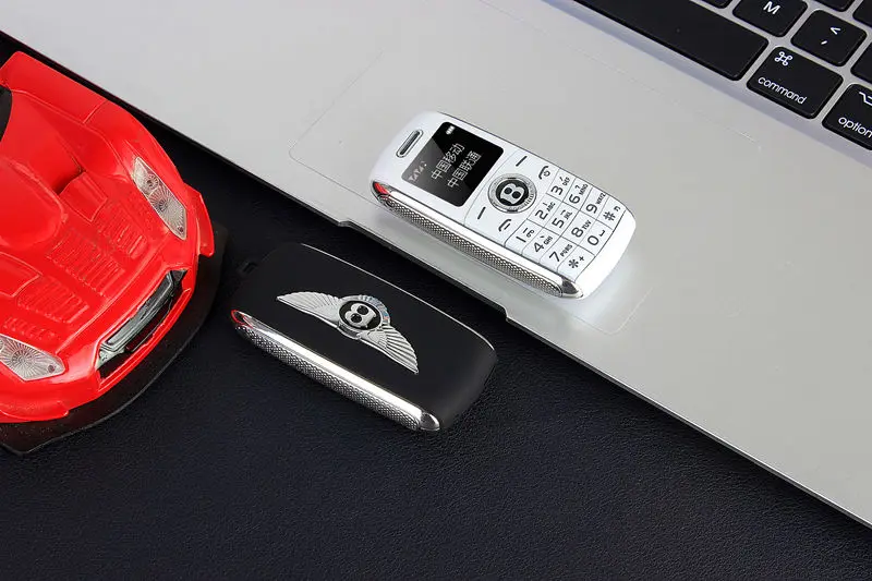 Разблокированный Bluetooth мини мобильный телефон Bluetooth Dialer автомобильный стиль мобильный телефон две sim-карты двойной режим ожидания волшебный голосовой набор скорости V8 X8