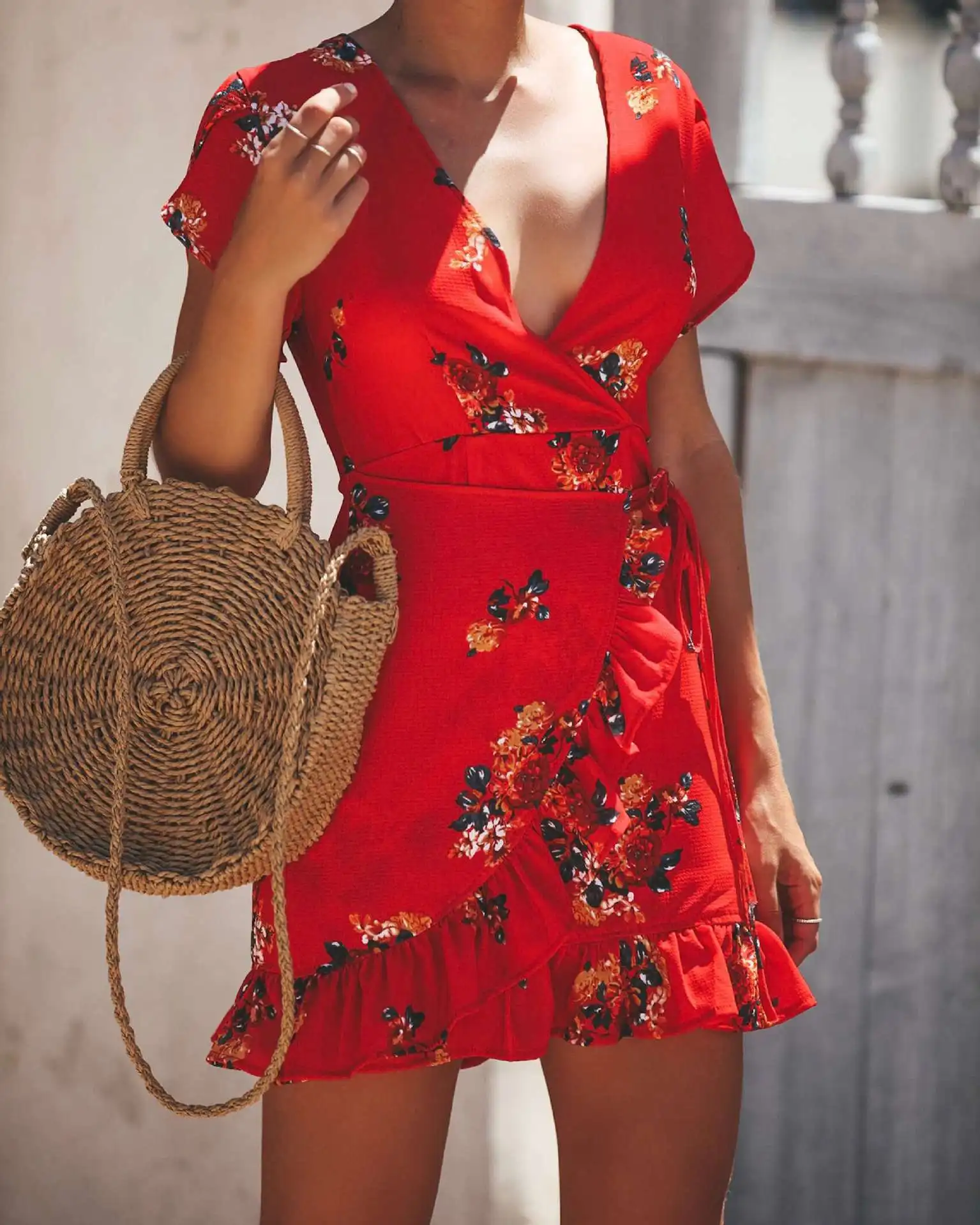 Новое красное платье с цветочным рисунком Для женщин печать Обёрточная бумага одежда для отпуска, пляжные платья короткий рукав летние женские сексуальное нижнее белье с глубоким v-образным вырезом и оборками короткая мини-платье