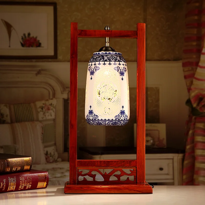 China Antique Living Room Vintage Table Lamp Porcelain Ceramic Table Lamp wedding decoration blue white porcelain table lamp (1)