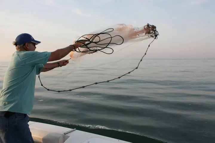 Кастинговая сетка заброс. Заброс кастинговой сети. Сибирский странник кастинговая сеть. Рыбалка кастинговой сетью. Электро сеть для рыбалки.