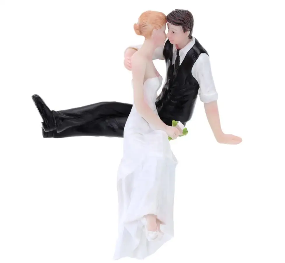 Невеста и жених сидя обнимая полиуретановые куклы свадебный торт Топпер подарок