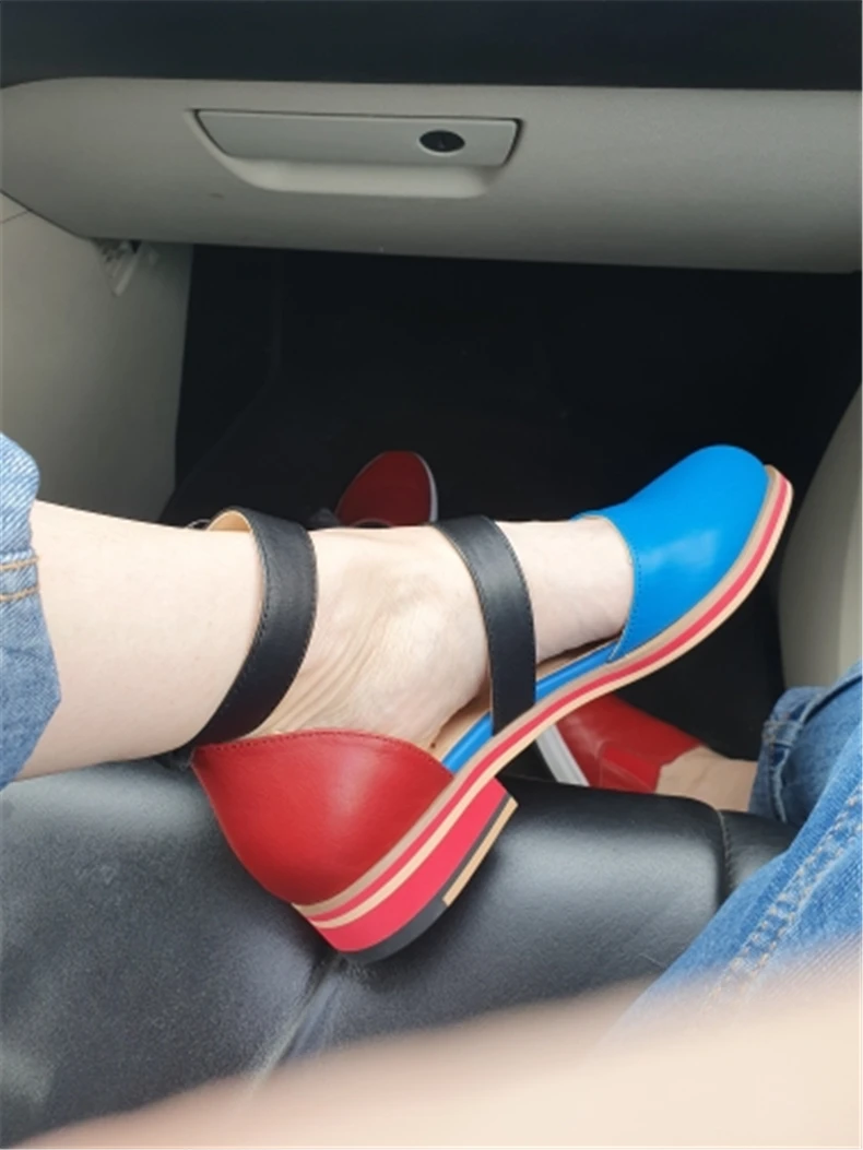 Yinzo/женские босоножки; коллекция года; сезон лето; женская обувь из натуральной кожи на плоской подошве; обувь на танкетке в винтажном стиле; красная обувь на платформе с двойной пряжкой; женские босоножки