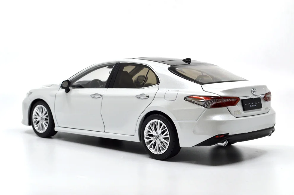 Модель Paudi 1/18 1:18 Масштаб Toyota Camry 8-го поколения белая литая под давлением модель автомобиля коллекция игрушек модель автомобиля открываются двери