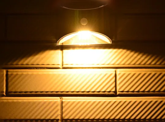 Светодиодный лампа на солнечной батарее с датчиком движения открытый настенный светильник s Нержавеющая сталь ракушка освещение для сада патио тропинка забор лестницы Светильник ing - Испускаемый цвет: Warm White