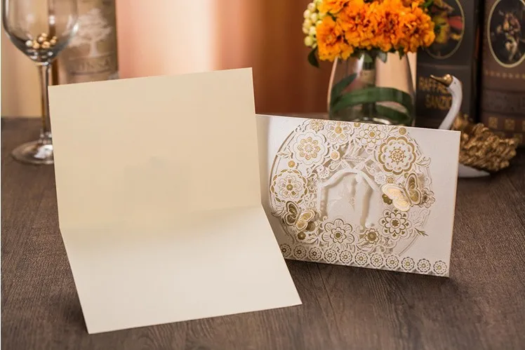 Свадебные приглашения романтическая пара с цветами лазерной резки бабочка пригласительные карты в белом золотом цвете+ печать+ конверт