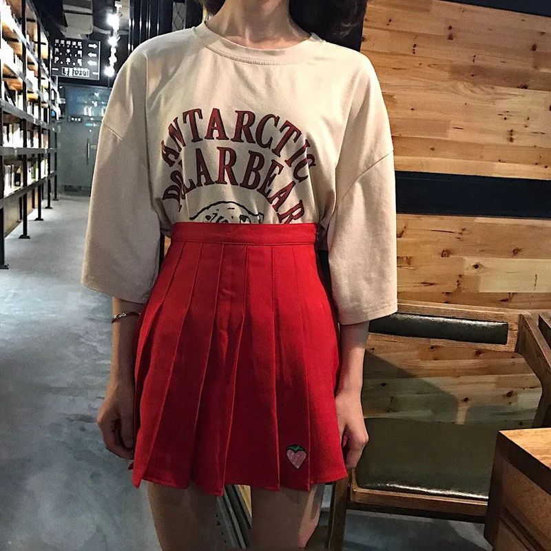 Новые юбки Харадзюку для студентов с вышивкой клубники Kawaii плиссированные мини-юбки с высокой талией милые женские юбки# P001 - Цвет: Красный