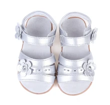 Niñas sandalia punta abierta de cuero suave con flores de plata para christenning retail verano de las señoras zapatos de boda formal