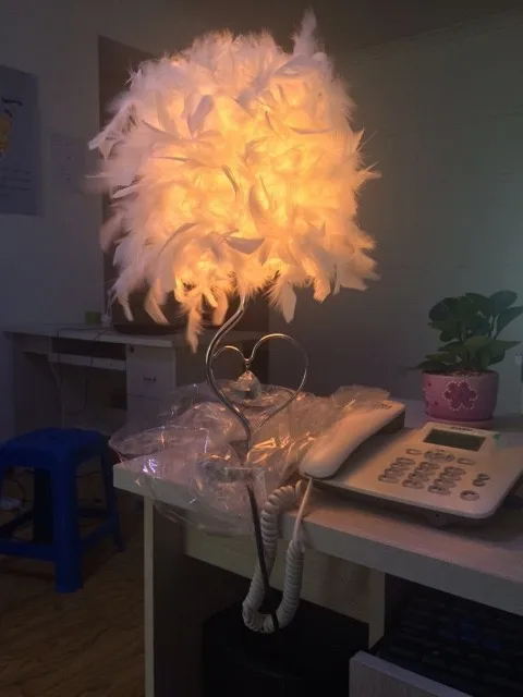 Прикроватная лампа для чтения в фойе, гостиная, в форме сердца, белая перьевая Хрустальная настольная лампа