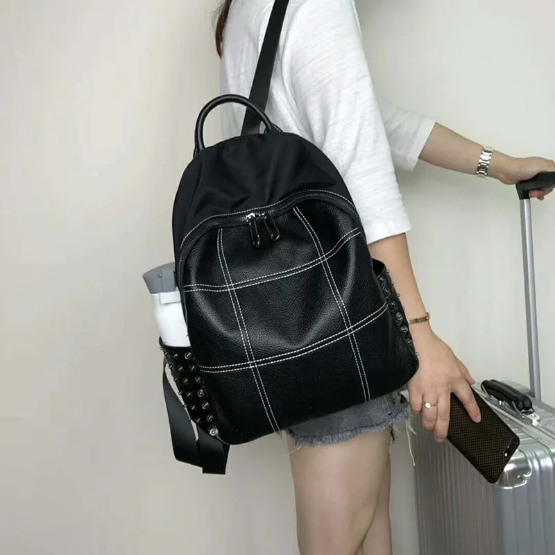 

Women's Korean version of the simple casual waterproof Oxford cloth + PU leather backpack Soft leather wild rivet travel large c