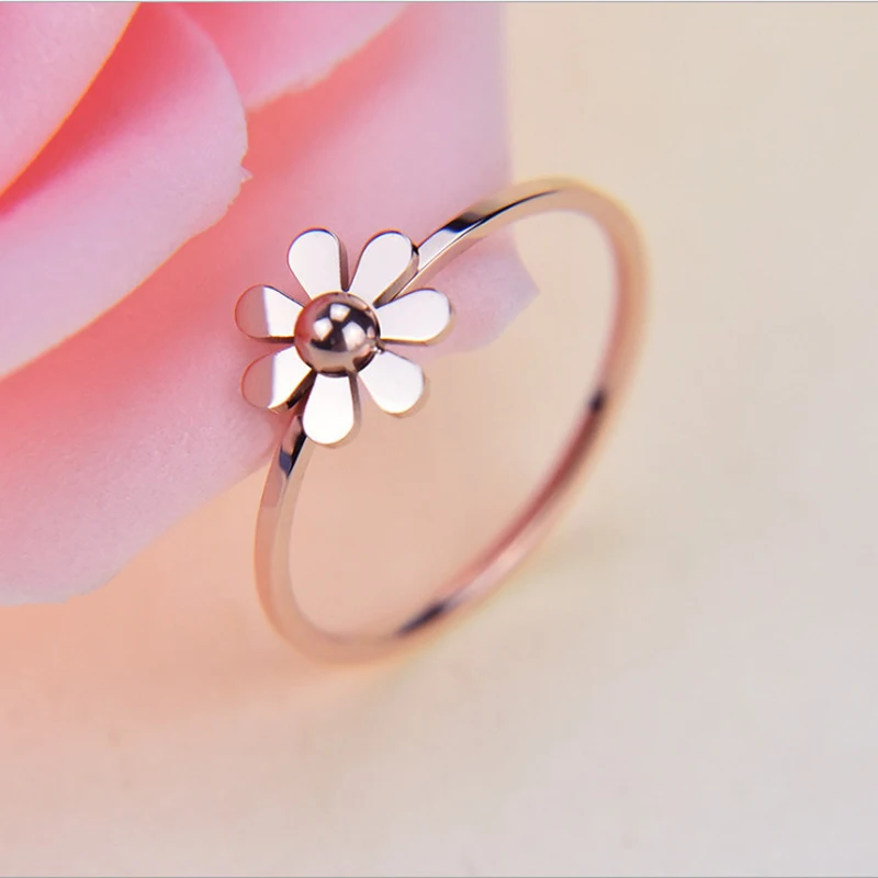

Lovely Daisy Simple Wedding Rings for Women Stainless Steel Flower Polished Rings Rose Gold Crystal Women Rings Lovers Gifts