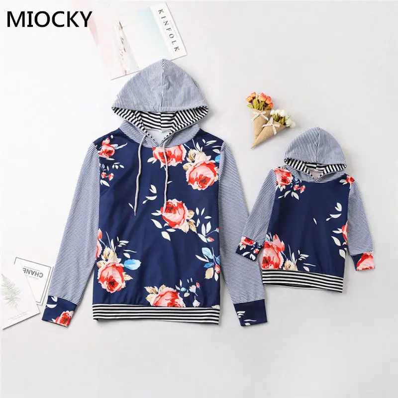 

Mommy and me clothes Autumn Striped Floral Printed Drawstring Hooded Hoodies Winter Mother daughter Sweatshirt Family look E0239
