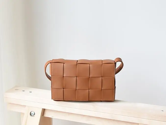 

New small square bag star with the same paragraph shoulder slung leather woven bag