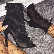 Новые ботинки с открытым носком из сетчатого материала; женские ботильоны со шнуровкой на молнии сзади; пикантные ботинки на тонком высоком каблуке; летние женские сандалии