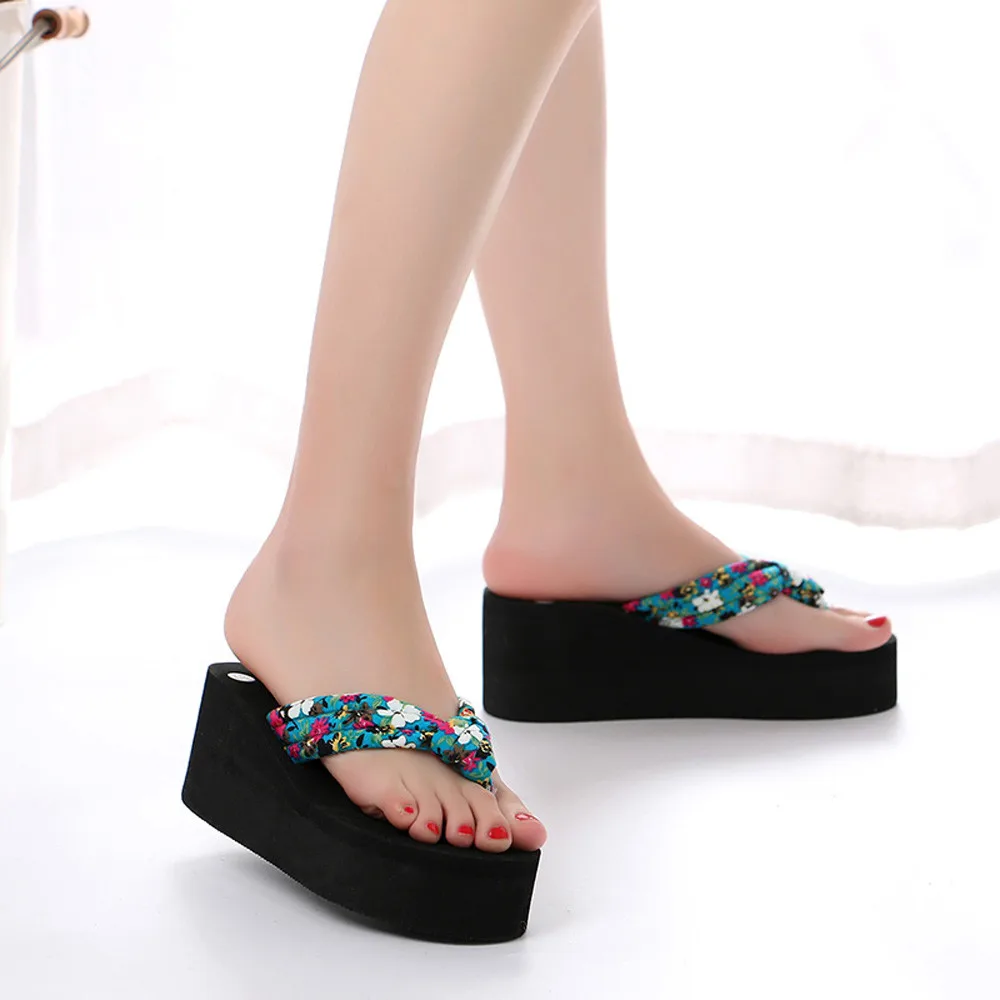 Женские модные сандалии на толстой танкетке с цветочным узором; Вьетнамки; тапочки; пляжная обувь для девочек; простая обувь на легкой платформе
