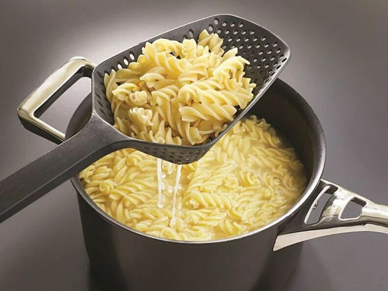 

1PC Kitchen Accessories Gadgets Strainer Scoop Colander Drain Veggies Water Scoop Gadget Cooking Kitchen Tools frying basket