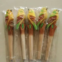 Рекламная Высококачественная желтая зеленая шариковая ручка из дерева, подарочная ручка из липы и птицы ручной работы, деревянная резная цветная ручка