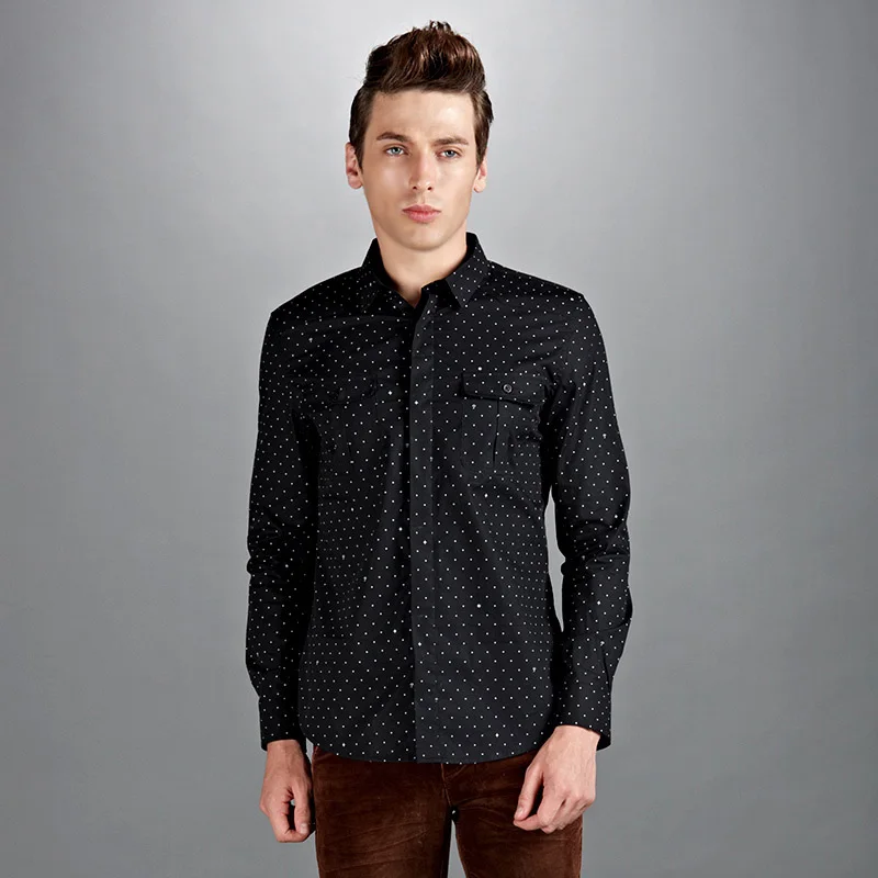 Report Abuse Graphic tees and button-up shirts are always in style for men. Grab T-shirts that depict your favorite icons, bands, words and more. Laidback hoodies and jackets are also having a moment. What do men wear to a club? Men should check the dress code before they get dressed for the club, but choosing slightly dressier pieces is a good rule of thumb.