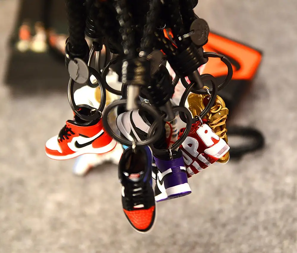 

OFF-WHITE personality creative pendant 3d mini sneaker key chain stereo basketball shoe model car couple doll accessorys