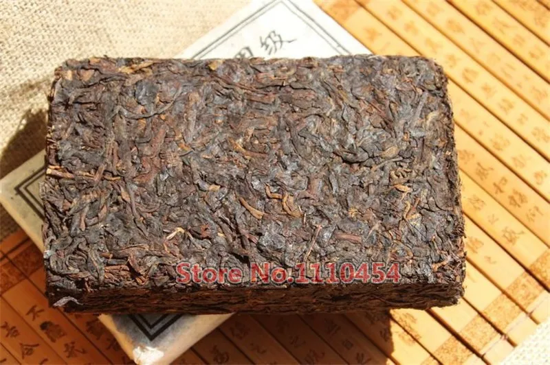 25 years old Puer tea health care pu er tea pu erh compressed pu'er brick Puerh Yunnan ancient trees fragrant old brick tea 25 years old Puer tea health care pu er tea pu erh compressed pu'er brick Puerh Yunnan ancient trees fragrant old brick tea