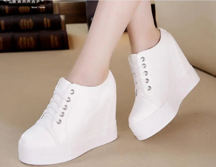 Весенние женские кроссовки; повседневные кожаные кроссовки на платформе; белые туфли на танкетке 11 см; дышащая женская обувь, увеличивающая рост