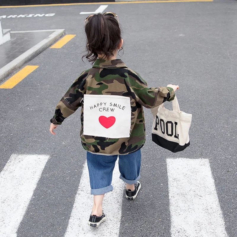 Камуфляжное Детское пальто модное весеннее с нашивками для мальчиков и девочек