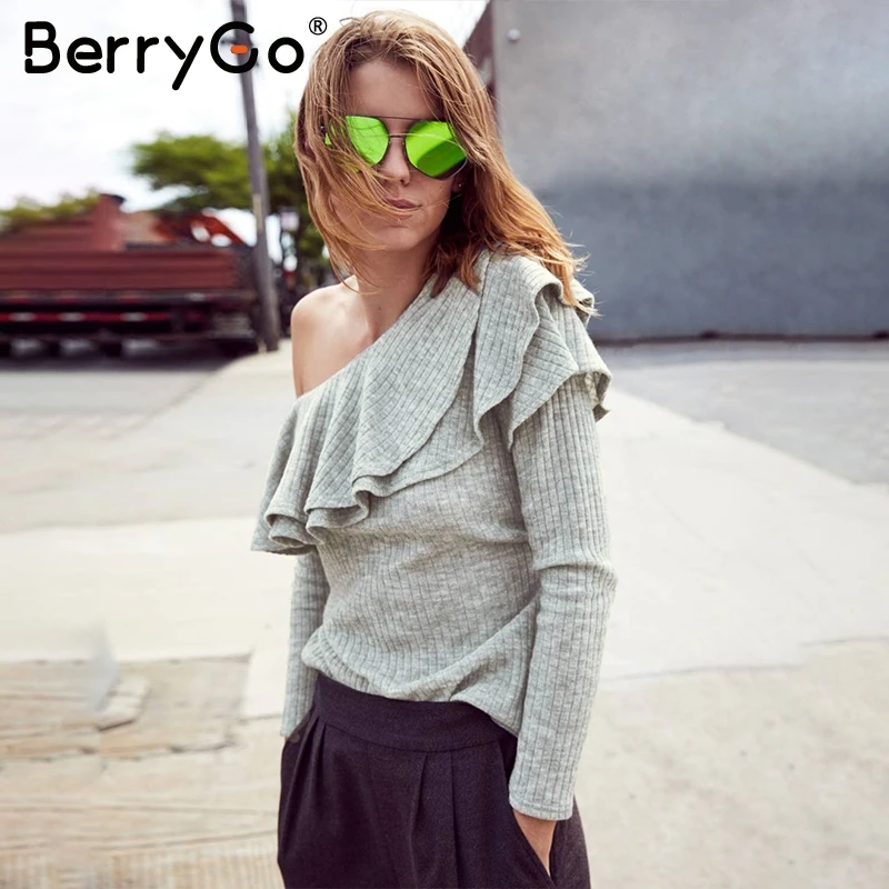 Женская трикотажная блузка BerryGo облегающая на одно плечо с оборками Повседневная