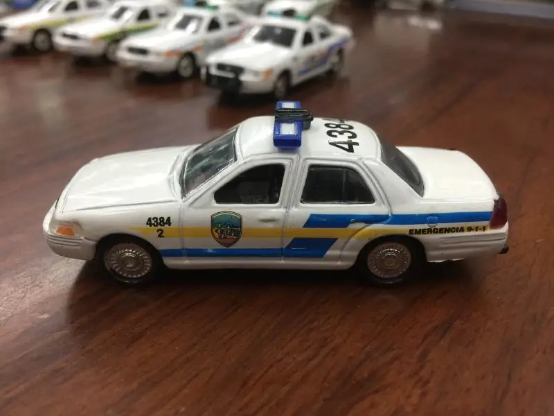 Премиум литой металлический сплав 1: 64 Crown Victoria 2002 Ford Crown Victoria модель полицейской машины игрушка - Цвет: 4384