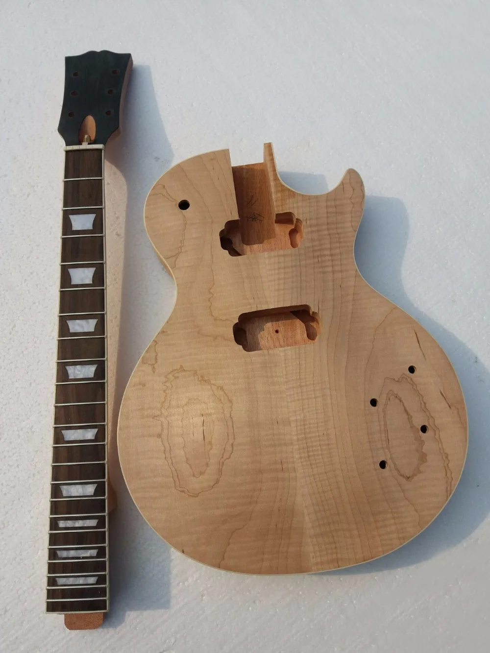 

New project electric guitar kit with flame maple top (2cm-3cm) by CNC with bindig nibs on the frets with humbucker