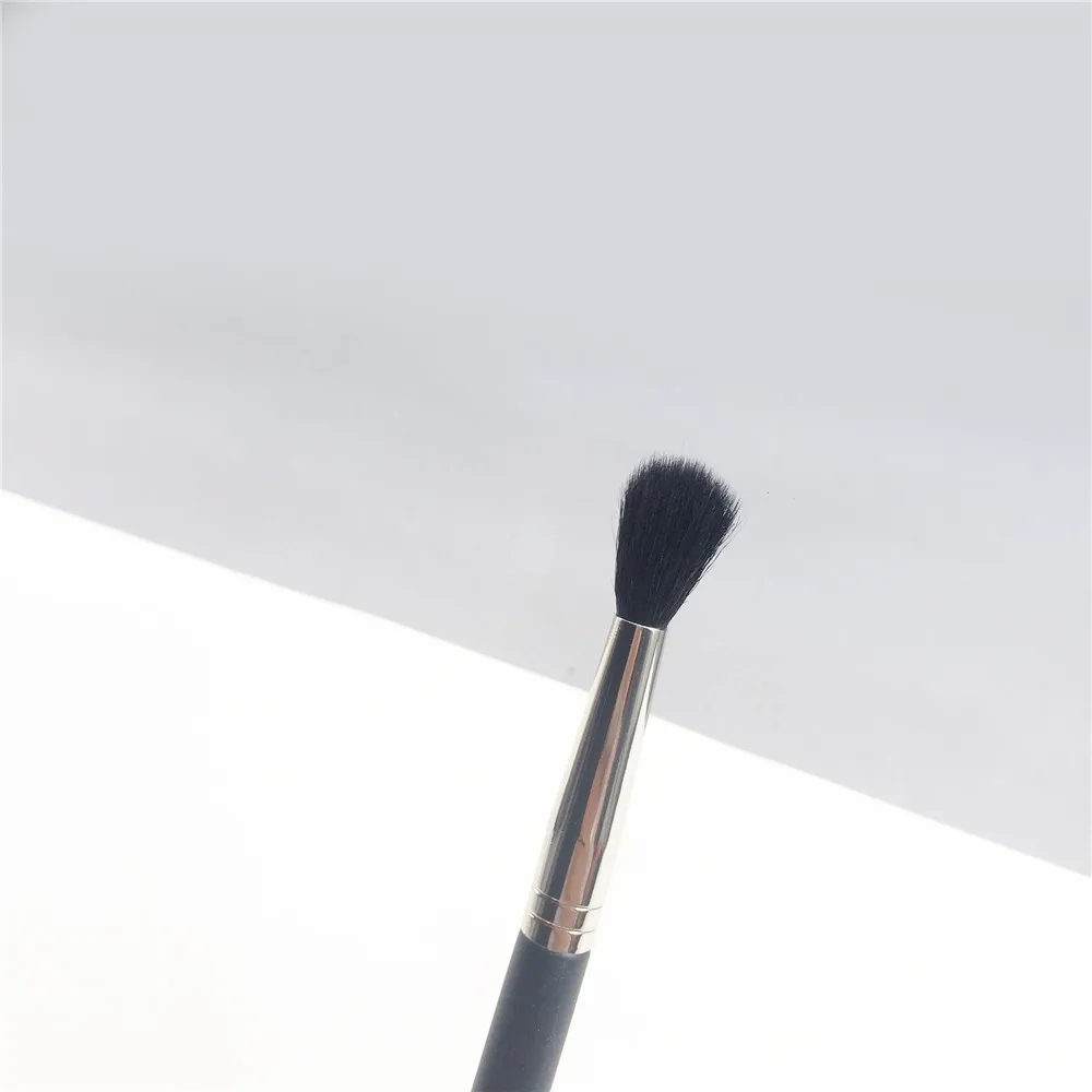 MAC TAPERED BLENDING BRUSH _ 8