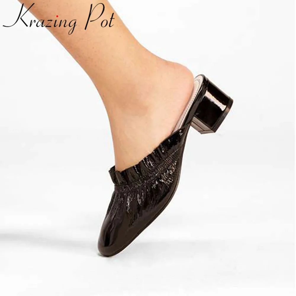 

Krazing Pot cow patent leather slip on mules pleated design lazy woman pumps chunky med heels hot sale simple grandma shoes L25
