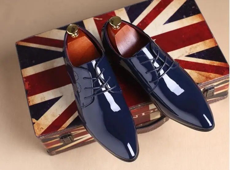 Оксфорды на шнуровке с острым носком, мужская деловая повседневная обувь, лакированная кожа, низкий каблук, резные мужские официальные модельные туфли, красные свадебные туфли
