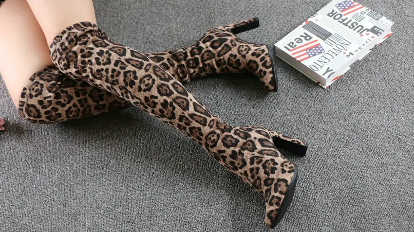 QUTAA/ г. Новая обувь на высоком квадратном каблуке эластичные Замшевые женские сапоги модные женские сапоги выше колена без застежки с леопардовым принтом размеры 34-43