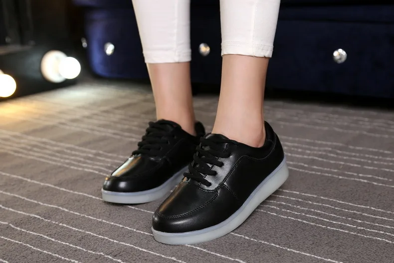Новинка года; детская обувь для мальчиков и девочек с зарядкой от USB; Светодиодный светильник; Светящиеся кроссовки; повседневная обувь с кружевом; спортивная детская обувь унисекс
