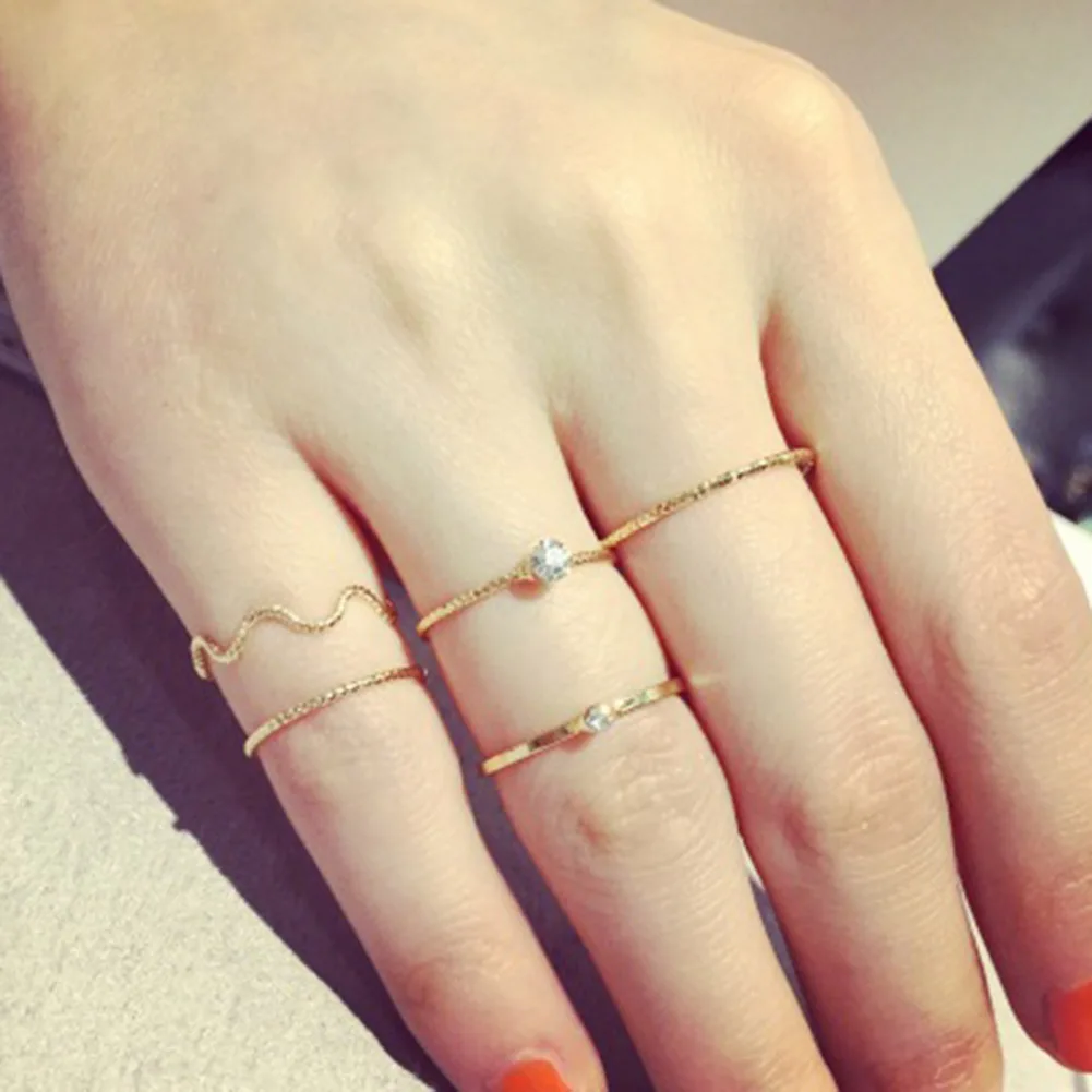 Красивые кольца. Золотые кольца на фаланги пальцев. Модные золотые тонкие кольца. Красивые кольца. Тонкое кольцо на пальце.